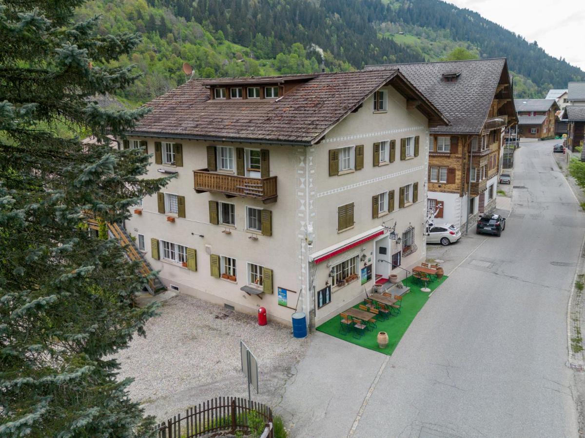 Alte Post Mit Geschichte Und Restaurant Apartment Tavanasa Ngoại thất bức ảnh